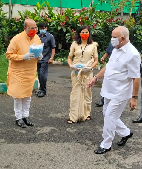 Samaj_Agrawal's tweet photo. Proud moment for us;
Our team was called upon by the CM Mr.B.S.Yediyurappa @CMofKarnataka
He applauded the team for its services given at this Critical time to the society.
We as a gesture have donated, 1,11,111 Masks. President thanks all the donors! 
@PMOIndia @AmitShah https://t.co/cFuT00EqD1