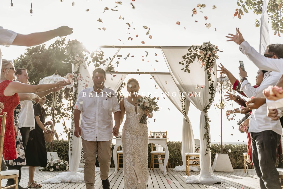 balimoonwedding's tweet photo. Beach View Garden Wedding of Sriyanti and Shane 💕💕 https://t.co/adZjXpJMMO