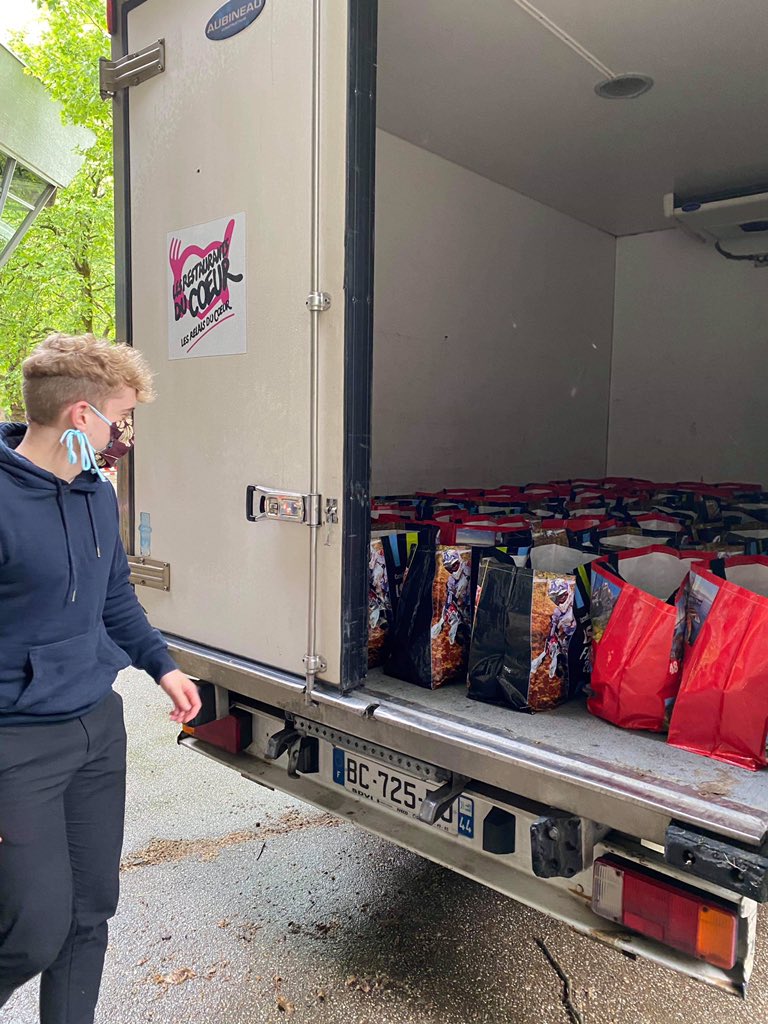 IA_Nantes's tweet photo. 4️⃣0️⃣0️⃣ ! C’est le nombre de paniers distribués gratuitement cet après-midi avec #LaSurprenantesEpicerie !

🚨 400, c’est surtout le nombre d’étudiants précaires auxquels nous sommes venus en aide. 

⚠️ Les mesures du @gouvernementFR  pour les étudiants sont insuffisantes ! https://t.co/VLDrFiWabE