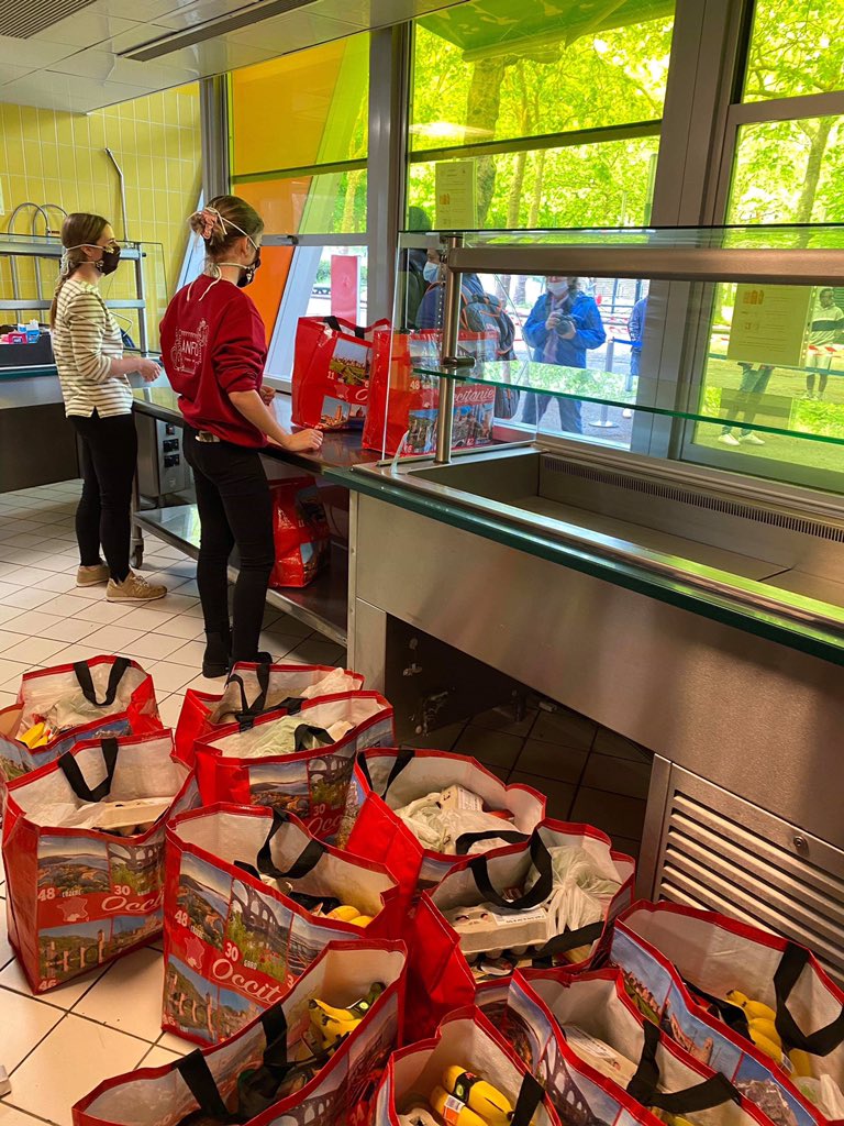 IA_Nantes's tweet photo. 4️⃣0️⃣0️⃣ ! C’est le nombre de paniers distribués gratuitement cet après-midi avec #LaSurprenantesEpicerie !

🚨 400, c’est surtout le nombre d’étudiants précaires auxquels nous sommes venus en aide. 

⚠️ Les mesures du @gouvernementFR  pour les étudiants sont insuffisantes ! https://t.co/VLDrFiWabE