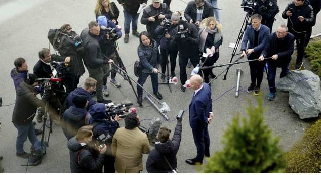 Ikke driv idrett, ikke spill fotball hold 2m avstand. Lange mikrofoner i tilfelle Holden er smittet ser vi, men pressen er frisk ser vi av bildet siden de står så langt fra hverandre ?