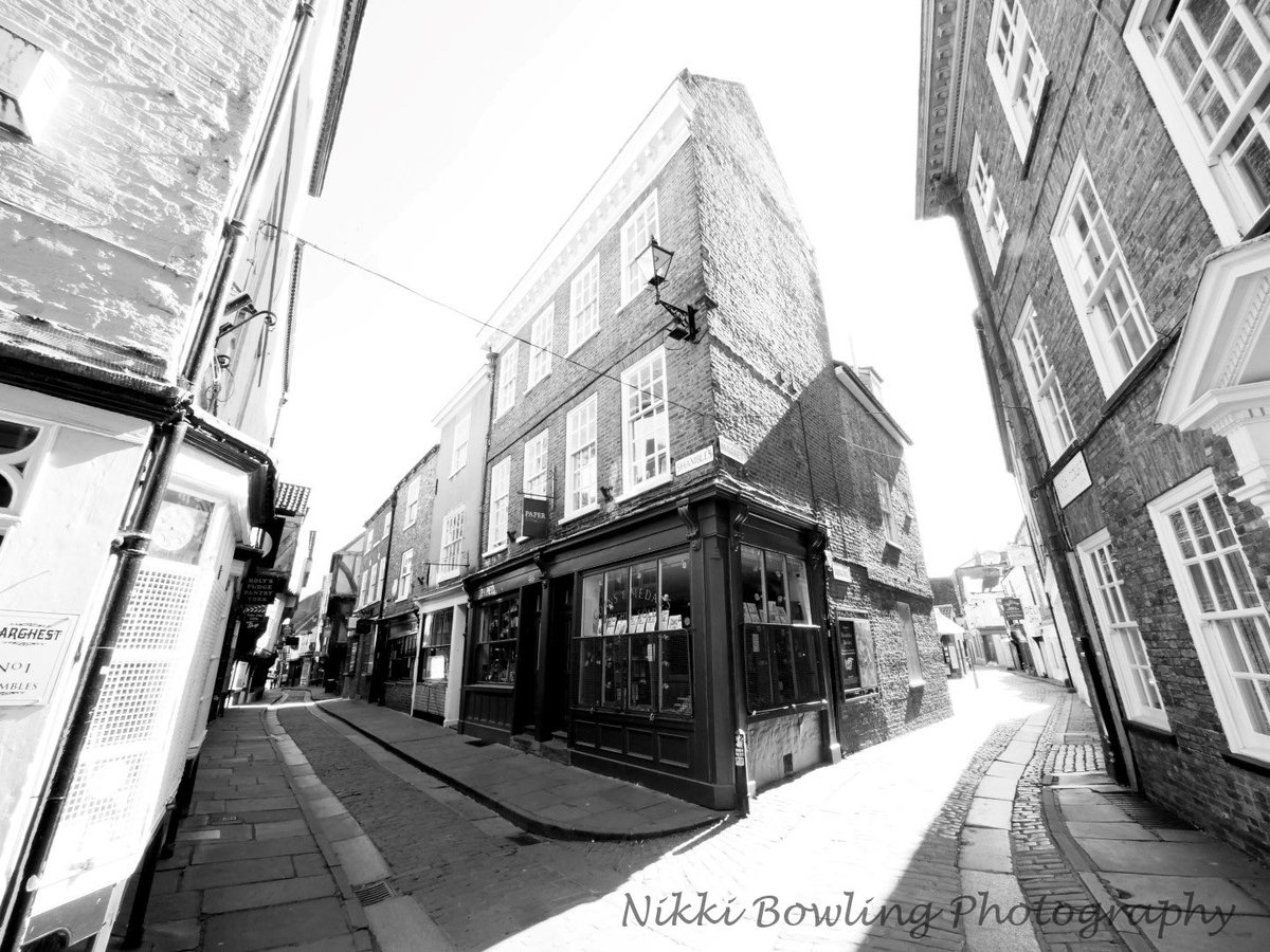 Not often you see this! Empty #shambles in #york #lockdown #photographyinyork #yorkphotographer #blackandwhitephotography #dailywalk