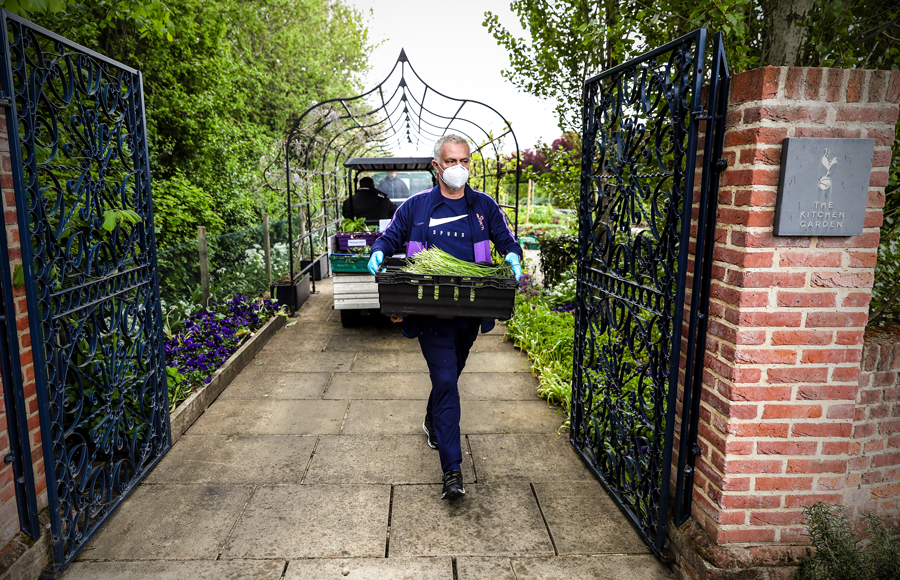 brfootball's tweet photo. Jose Mourinho delivers produce to Tottenham Hotspur Stadium’s food distribution hub to aid COVID-19 relief efforts https://t.co/1MwYEnKMEu