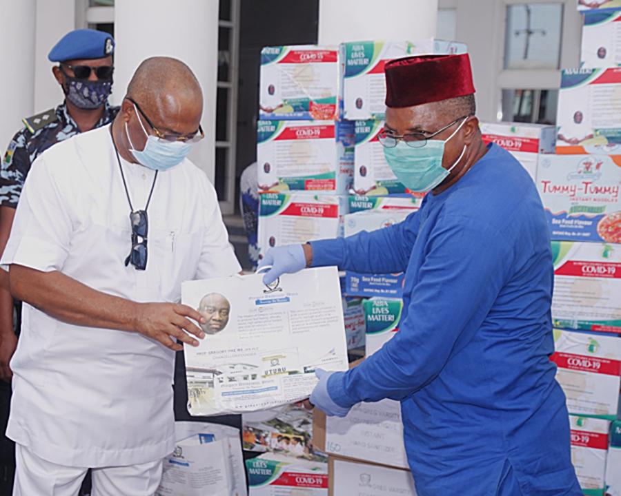 Hope_Uzodimma1's tweet photo. 1/Today, on behalf of the Imo State Government, I received the generous donations from Gregory University, Uturu.

We thank them for this patriotic intervention. https://t.co/tTCFEkxxQ3