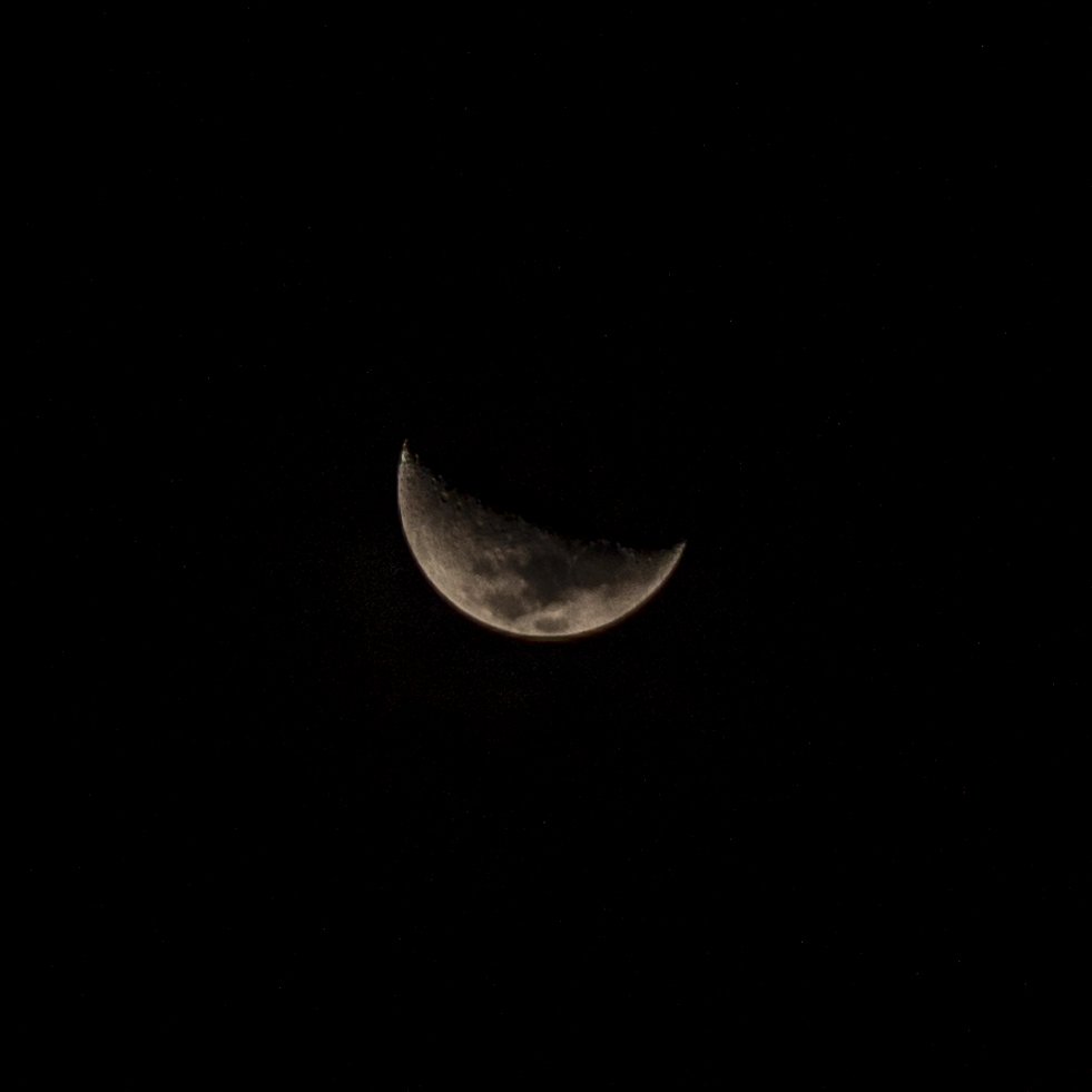 Walusemma's tweet photo. Keeping up with the #moon #áfrica #MoonLovers #chasingthemoon #moonseries. I need a 200mm lens at this rate. If I can take a picture of the moon with a 4/18-105 lens. What more can I achieve? https://t.co/6dZWkCGtXH