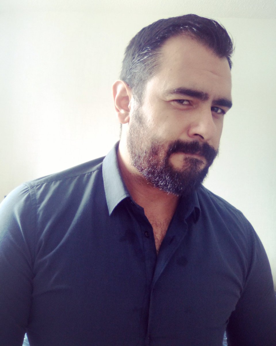 JerryGrajedda's tweet photo. Tuve que trabajar un videoclip para el hotel y me puse camisa... Obviamente no iba a desaprovechar la oportunidad de tomarme una foto 🤷🏻‍♂️ #hoysimebañe #barbon #FelizMiercoles #beardedguy https://t.co/i4CD8ZNwDm