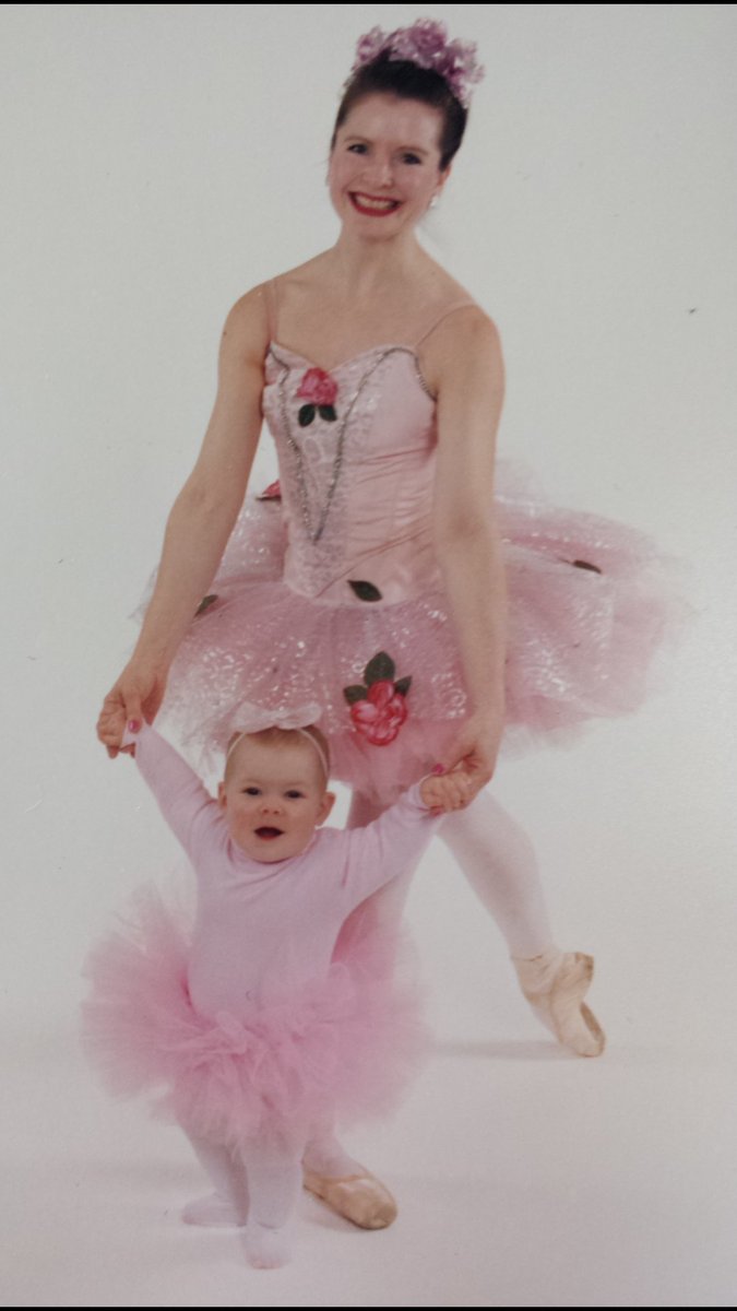 taft_jenny's tweet photo. Today is the day to celebrate the spirit of dance, without any regional or language barriers. #InternationalDanceDay @itwasnt_me7 #HumpDaaaaaayyyy @xvfox https://t.co/GehRH59kbj