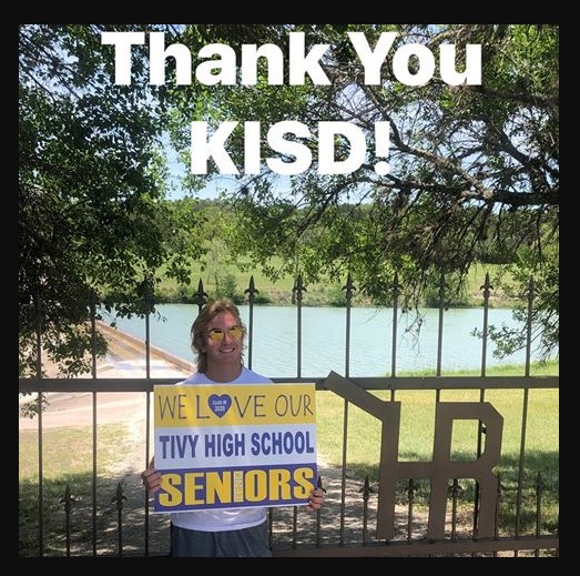 kerrvilleisd's tweet photo. A thank you from one of our seniors after receiving their sign last week! 😎❤️ #VirtualKISD #KISDBest #FinishStrongKISD https://t.co/uMUTbSmkor
