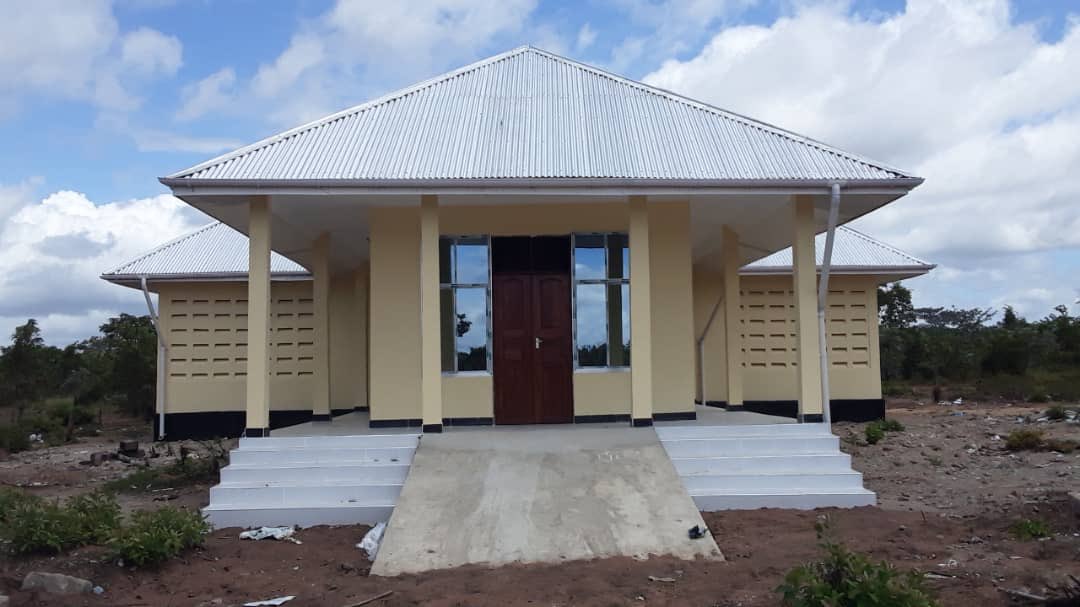 MsigwaGerson's tweet photo. Jengo jipya la Mahakama ya Mwanzo ya Nakapanya Wilaya ya Tunduru Mkoani Ruvuma limekamilika. Akiwa ziarani Mkoani Ruvuma mwaka jana 2019 Mhe. Rais Magufuli alitoa shilingi Milioni 10 kwa ajili ya kujenga jengo jipya la Mahakama hiyo baada ya wananchi kuomba wasaidiwe. https://t.co/MlRBAHvxCt
