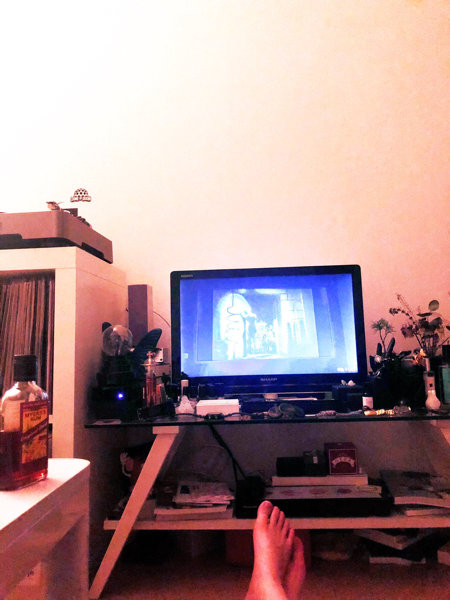 Okn ゆっくり映画とかみてると一人暮らし始めたばっかりの頃を思い出すな もうすぐ5月なのが信じられない4月の記憶がほぼない