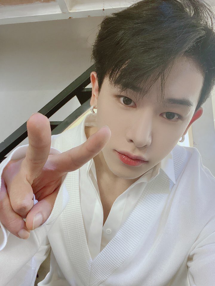 Wonho’s selcas in 2020: the thread that matters @official__wonho April 30th, 2020