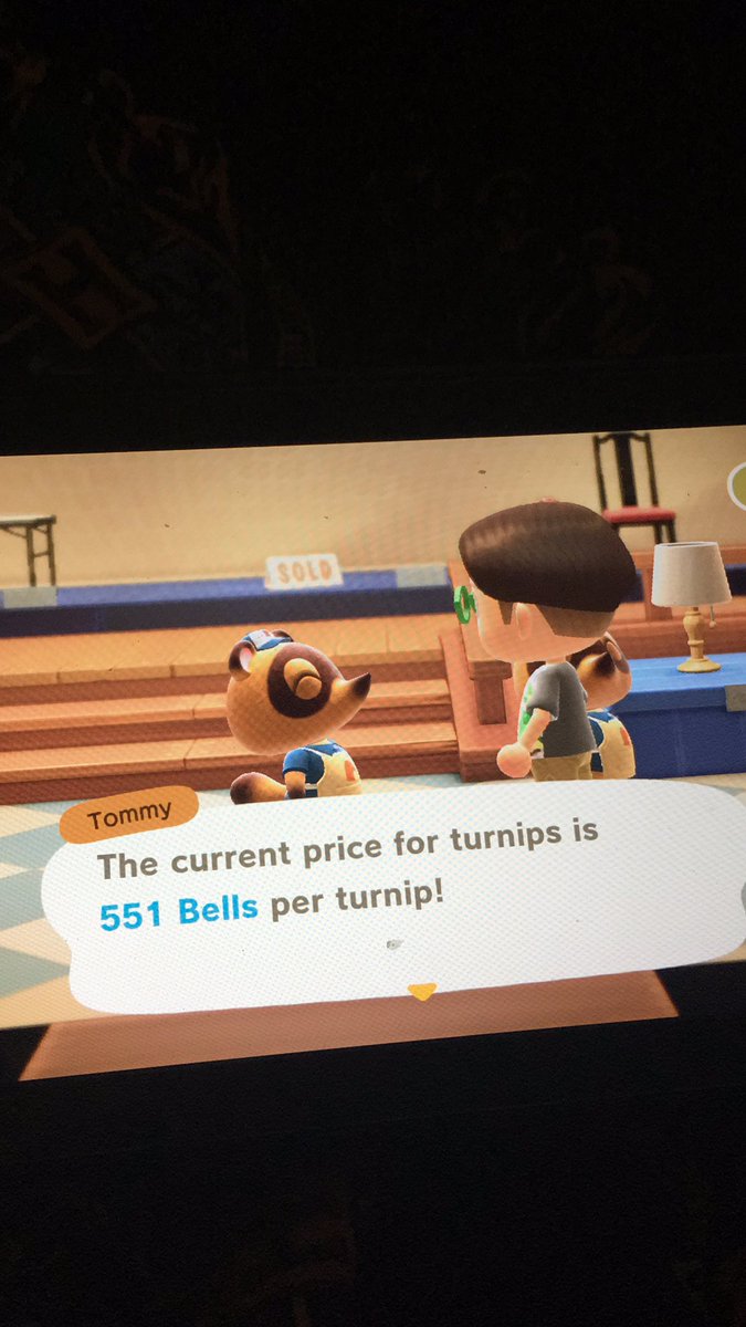 Lost_Boy_Zach's tweet photo. My nooks cranny are buying turnips at 551 bells per turnip. It’s 11.18am on my switch so I assume it’ll change at 12 https://t.co/5E2xIkFpH6