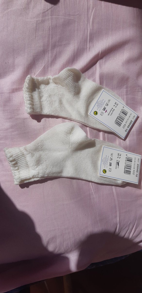 TeiximRepublica's tweet photo. Disposem de uns 600/ 700 parells de mitjons de la talla 0 a la 3. Nous x estrenar. Si algún centre, hospital, maternitat els vol, els sanitaris els reculliràn i els.hi acostaràn.
Feu RT, sisplau
Segú que algú els hi podrà donar servei.
Gracies ! https://t.co/UP7RUStLK9