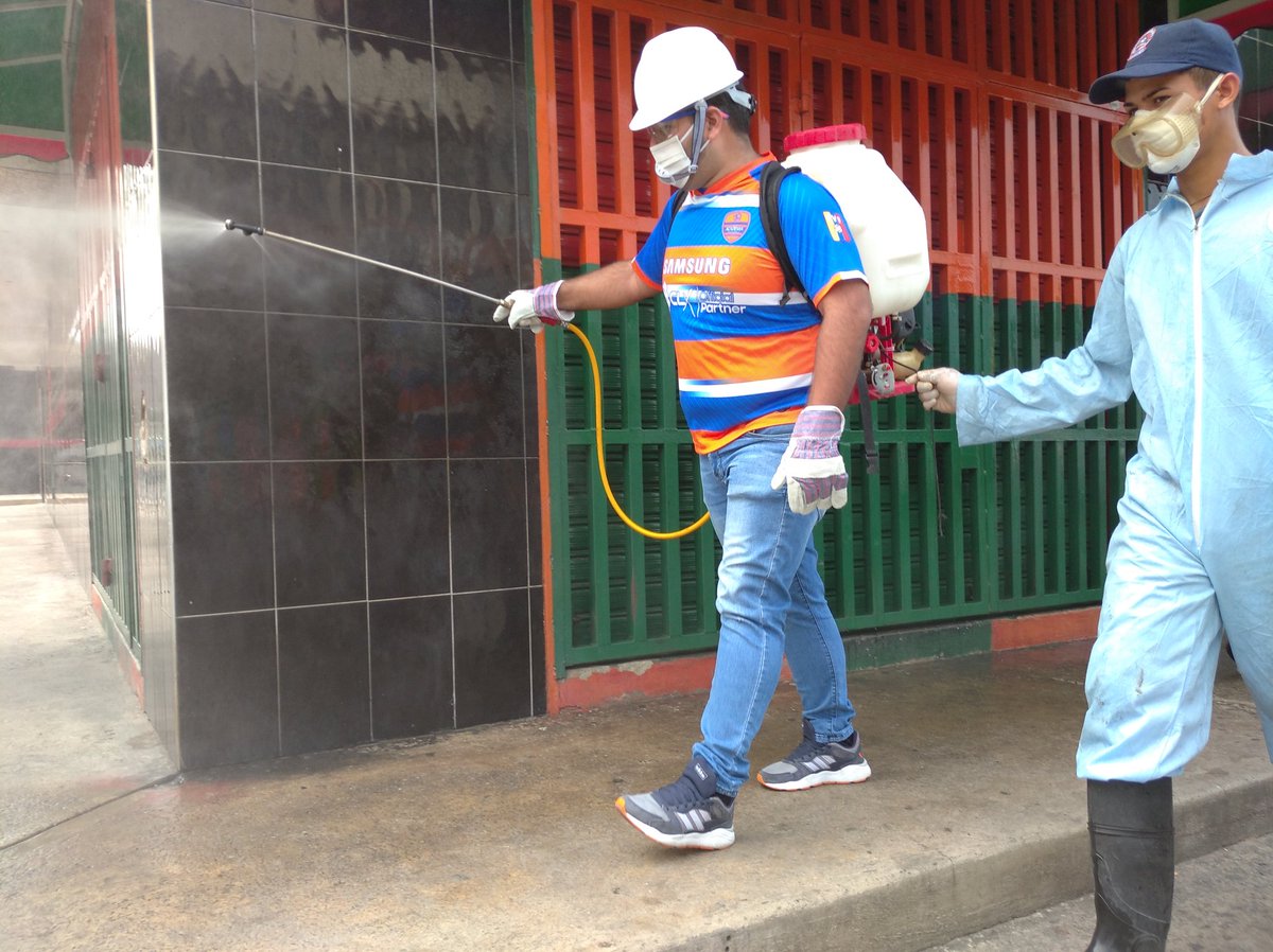 AlcaDiegoIbarra's tweet photo. Gracias a los esfuerzos del Pte @NicolasMaduro, el Gob. @rafaellacava10 a través de @Barrio_Tricolor y el Sistema Integrado de Protección Civil se llevó a cabo el proceso de desinfección masiva a la zona comercial del municipio Diego Ibarra.
#COVID19 https://t.co/g49k3ZaZrO