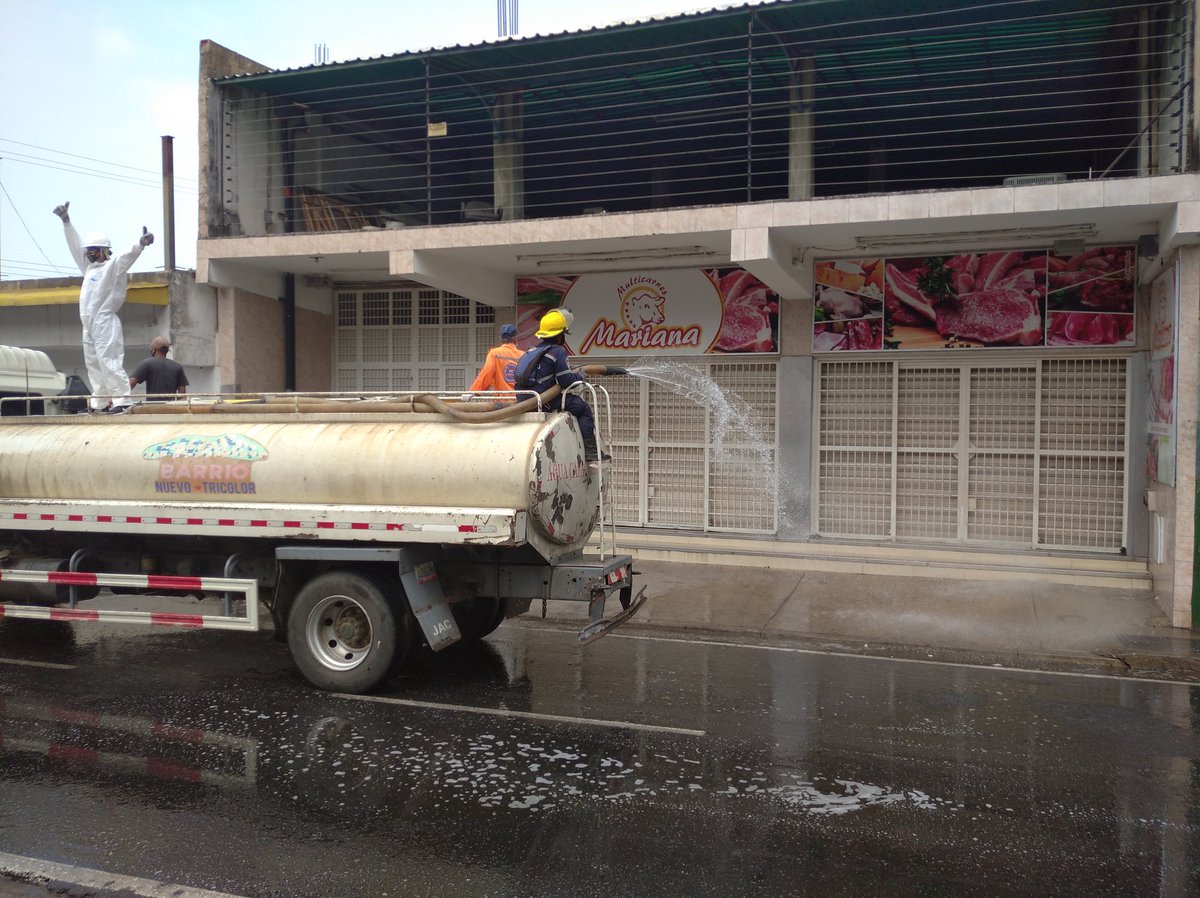 AlcaDiegoIbarra's tweet photo. Gracias a los esfuerzos del Pte @NicolasMaduro, el Gob. @rafaellacava10 a través de @Barrio_Tricolor y el Sistema Integrado de Protección Civil se llevó a cabo el proceso de desinfección masiva a la zona comercial del municipio Diego Ibarra.
#COVID19 https://t.co/g49k3ZaZrO