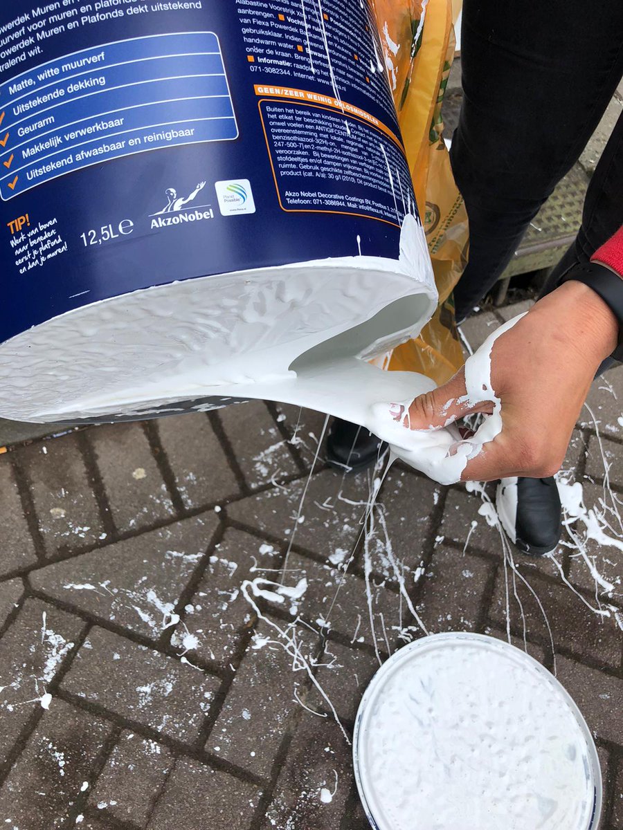 lisavanbergen's tweet photo. @gammanl Beste Gamma, Ik liep met dit zware ding, met mijn knie als ondersteuning, toen de onderkant krak zei.. De hele weg lag onder en zat ook onder.. Hoe kan zo'n onderkant kapot gaan?? Ik baal zo erg.. https://t.co/ZTeZNRMmV8