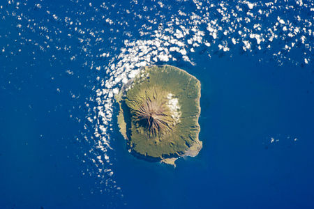 Esto es la isla de Tristán de Acuña, el lugar habitado más remoto del planeta. 
Es una locura de lugar así que abro hilo y os lo cuento 👇