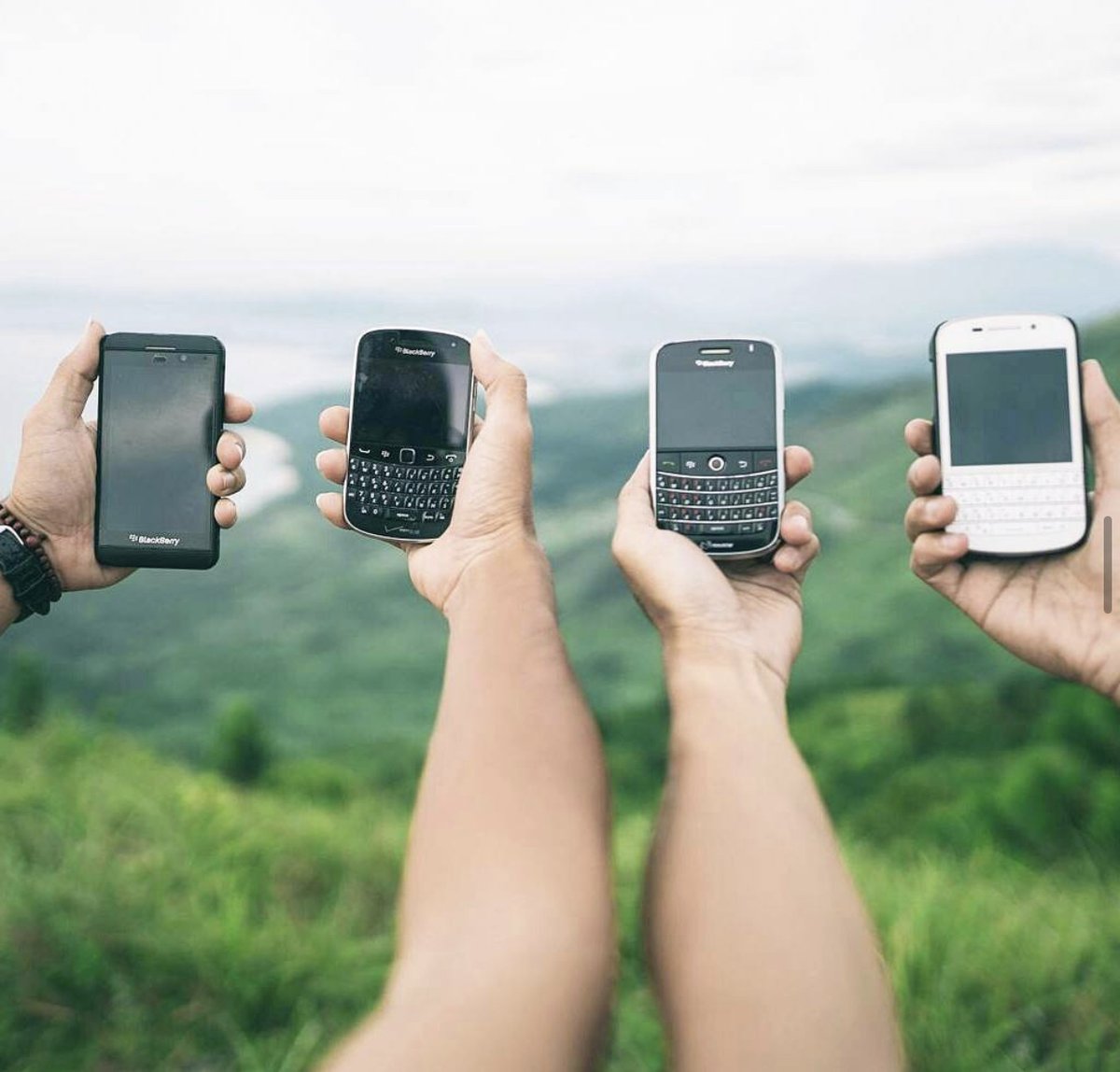 GoTalkUSA's tweet photo. What a lineup. 🙌 Who has had their hands on one of these?
#blackberry #blackberyq10 #blackberryz10 #blackberrybold #blackberrycurve #blackberryclassic #blackberrykey2 #blackberrykey1 #blackberrykey2le #blackberrypassport https://t.co/14l4K5Zdb1