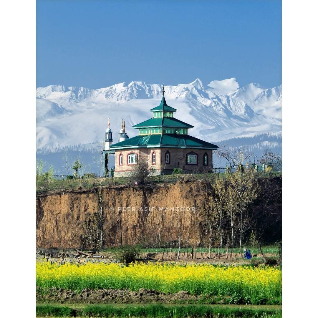 KashPhotoClub's tweet photo. A shrine in the backdrop of Pir panjal mountain range in Kashmir. 

Photo by Peer Asif Manzoor

#KPC
#KashPhotoClub
#KashmirPhotographyClub
#Kashmir https://t.co/kfMT0dPwCC