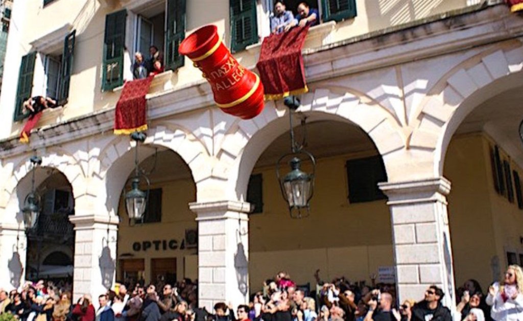 ConnellyNews's tweet photo. Easter Around the World https://t.co/cCAMxheVi4 https://t.co/7P6Wu8KNrJ