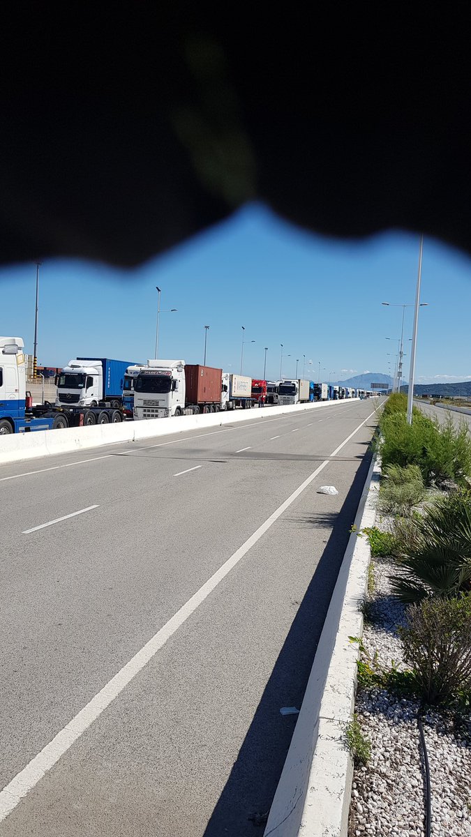 DiegoPiel2's tweet photo. en paro  o en cola ese es el calvario del transportista en Algeciras, falta infraestructura, e  inversiones  es vergonzoso que nos encontremos en esta situación, ¿hasta cuando? desde ATCBA demandamos soluciones https://t.co/S8rQMjd8Ai