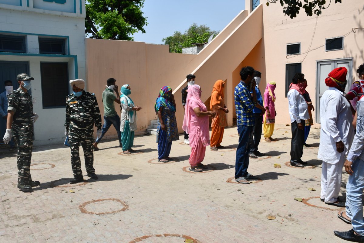 gcjdrcrpf's tweet photo. RCWA GC CRPF Jalandhar and Punjab Police facilitated Relief to 200 needy families of Village Dhogri. https://t.co/5CjnLG1Bq7