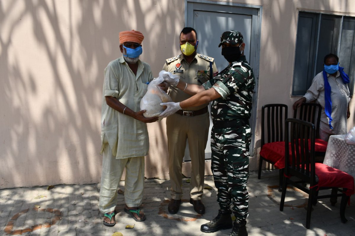 gcjdrcrpf's tweet photo. RCWA GC CRPF Jalandhar and Punjab Police facilitated Relief to 200 needy families of Village Dhogri. https://t.co/5CjnLG1Bq7