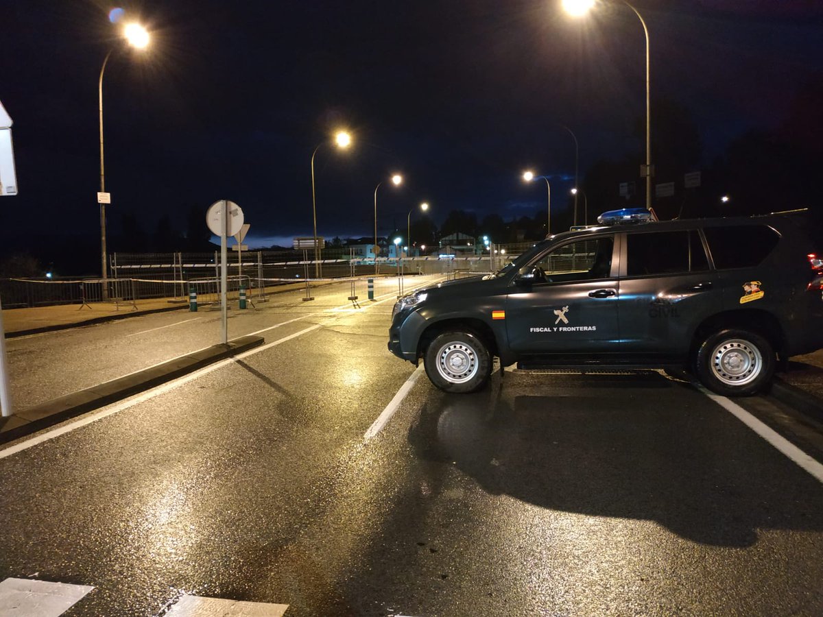 jucilnacional's tweet photo. 🔴#ControlDeFrontera España, Portugal y Francia:
📸Izquierda, Policía portuguesa instalación con electricidad, A/A, calefacción
📸Derecha, #PoliciaNacional vehículo oficial y una carpa prestada por Portugal para proteger a los agentes
📸Centro, #GuardiaCivil vehículo oficial... https://t.co/R0Ohwrwvvn