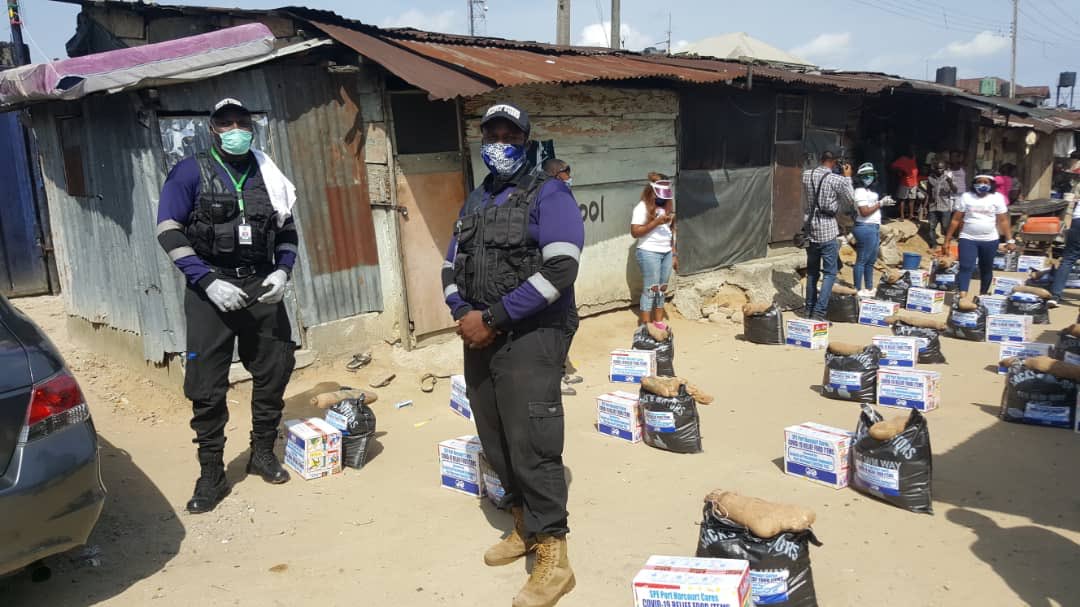 petrezguards's tweet photo. Petrezguards are on crowd management duty at the Society Of Petroleum Engineers (SPE) Port Harcourt Chapter In Partnership with Meriton Covid 19 Relief support in Diobu and Woji Communities in Port Harcourt 👨🏿‍✈️
.

#petrezguards #ExtendTheLockdown #COVID19Nigeria #covid #COVID19 https://t.co/A2yeFmwes1