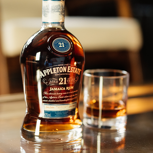 AppletonRumUK's tweet photo. Who else calls it liquid gold? Our Appleton Estate 21 Year Old rum is powerful yet delicate with a richness and depth of flavour that's unique to Jamaica 🥃 🇯🇲 🌞 😎 #rumdrink #goldenrum #jamiacanrum #rumdrinkers #imbibe #appletonestate #sunshineinaglass #craftedspirits https://t.co/9iTArc3Q07