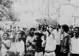 Ces tensions entraînèrent en partie le grève des ouvriers du bâtiment à partir du 24 Mai 1967. La grève reçois un soutien total de la part des Guadeloupéens. Les ouvriers demandent une augmentation de salaire de 2,5% et l'égalité des droits sociaux par rapport à l'hexagone.