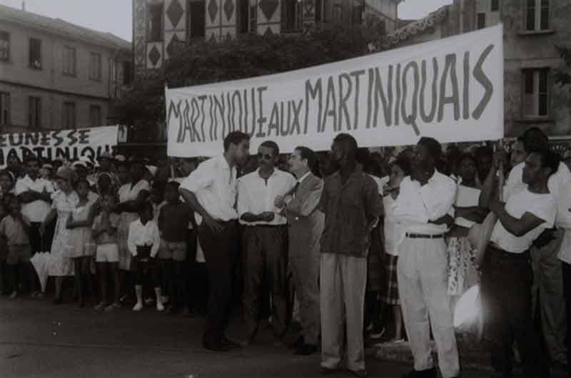 Cette répression sanglante des mouvements sociaux ultramarins n'est pas une 1ère.En Février 1952, 4 personnes sont tuées au Moule. En Décembre 1959, des émeutes se sont soldés par 3 morts en Martinique.