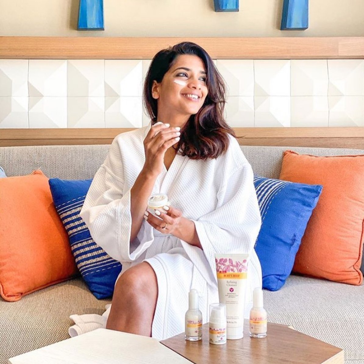 BurtsBees's tweet photo. Social distancing has given me some extra time for self-care practices to indulge in at home. ✨The benefits of Bakuchiol, a powerful retinol alternative, was visible within a few weeks of incorporating these products in my skincare routine. 🙌🙌 – Arushi #TimeForRenewal https://t.co/OBgd6es6Tr
