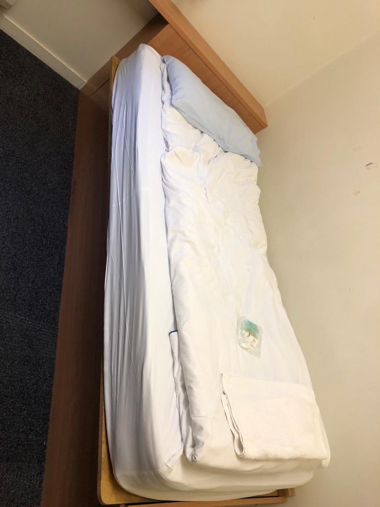 jordshunt_'s tweet photo. Imagine my mum works for NHS but she can’t do covid patients next week as my sister is 7 months pregnant&amp; asthmatic &amp; my dad just had an op and is vulnerable. They’re reply is “either stay in this accommodation or get sacked”😭 pls look https://t.co/2mR2KBuGaL