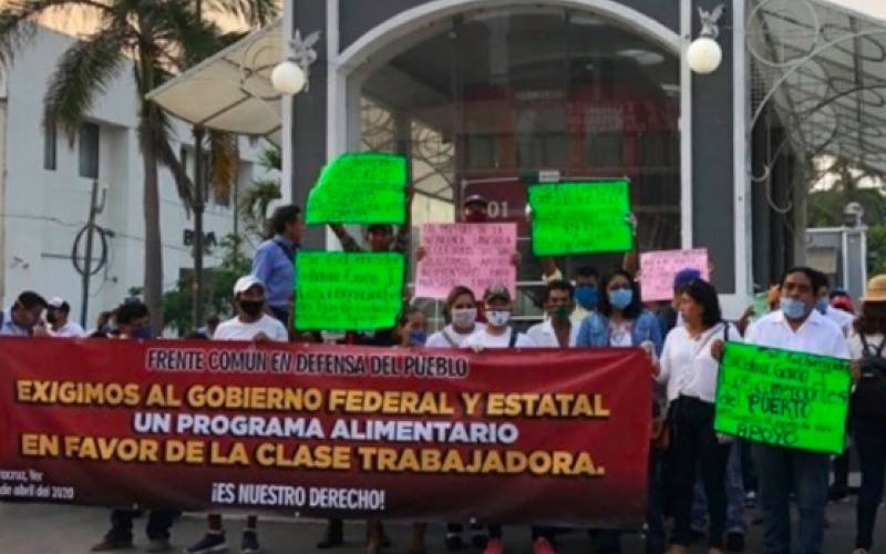 ContraReplicaV's tweet photo. #Alerta I La calle Rayón fue cerrada por más de 60 trabajadores de diferentes rubros en #Veracruz por las afectaciones que ha dejado el #COVID19 pues alegan que no han trabajado y por consiguiente están sin ingresos económicos #PoderosoPersonal
👇👇👇
https://t.co/bit5sZ2vXi https://t.co/Aw75ppHI75