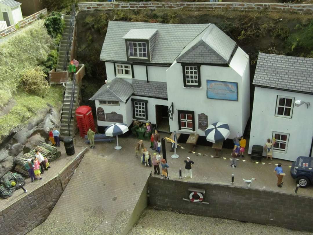 CraigMunday1's tweet photo. No social distancing required in the Sloop Inn on the model railway. Here's to better times, stay safe and well for now #sloopinn @railexpress @modelrailUK #railwaymodeller #ukmodelrailways #trainset #hornbymagazine #stives #stivessloop https://t.co/tnGjqAXMMo