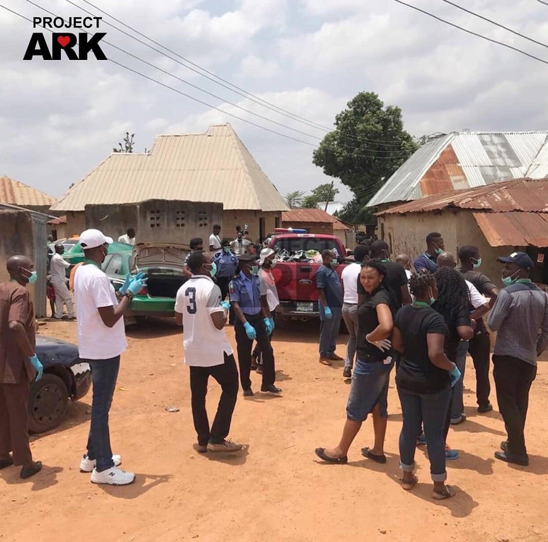 incubatorafrica's tweet photo. @theprojectark has spread its wings + is now distributing love packs in Bwari, Abuja, in partnership with Ebenezer Care Missions, Citizen For Citizen + @UnileverGhNg
#IncubatorAfrica
#TheProjectArk
#CitizenForCitizen
#EbenezerCareMissions
#Unilever
#Abuja
#Bwari
#Collaboration https://t.co/a0xi4IIFxl