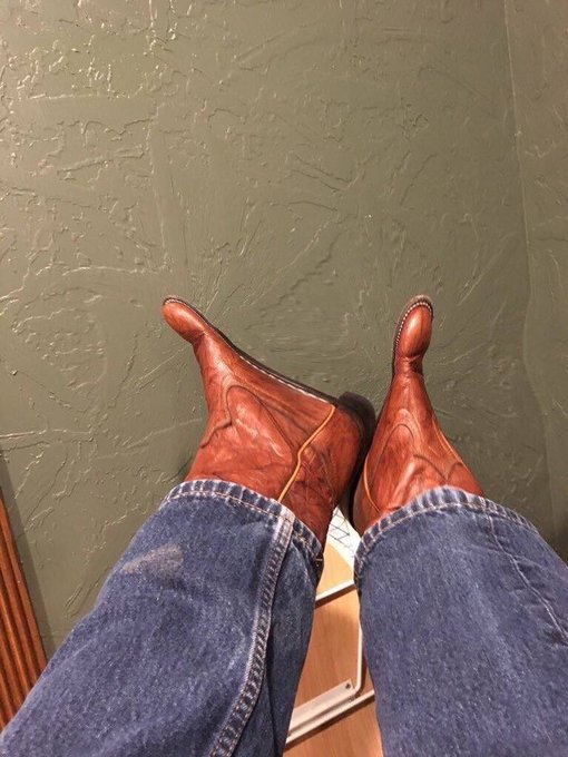 Been in Texas almost 5 years and I just got my first pair of boots https://t.co/Cn08yUv1qG