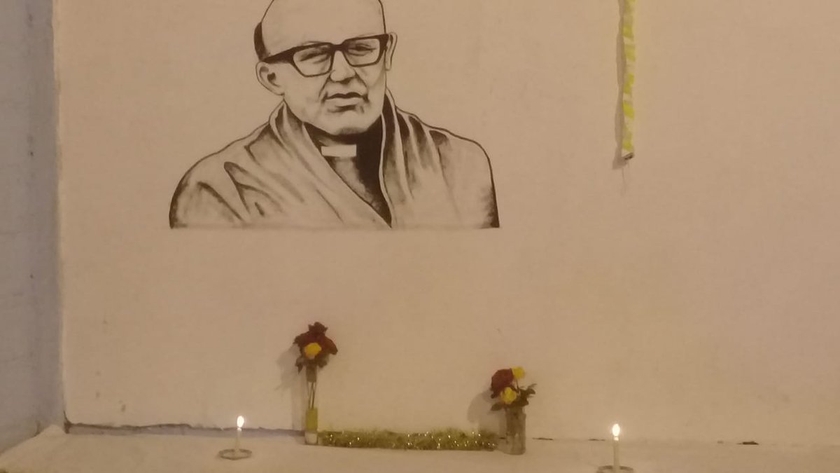 LaRiojaDePie's tweet photo. El Padre Italo visitó el Centro de Viandas para bendecir la ayuda humanitaria que realiza SOMOS Barrios de Pie. E iniciamos rueda de diálogo interreligioso "para orar a Dios nos ayude a ser mejores personas, solidarias con los vulnerables y abra el corazón de ricos y poderosos" https://t.co/i6Np7aNCUc