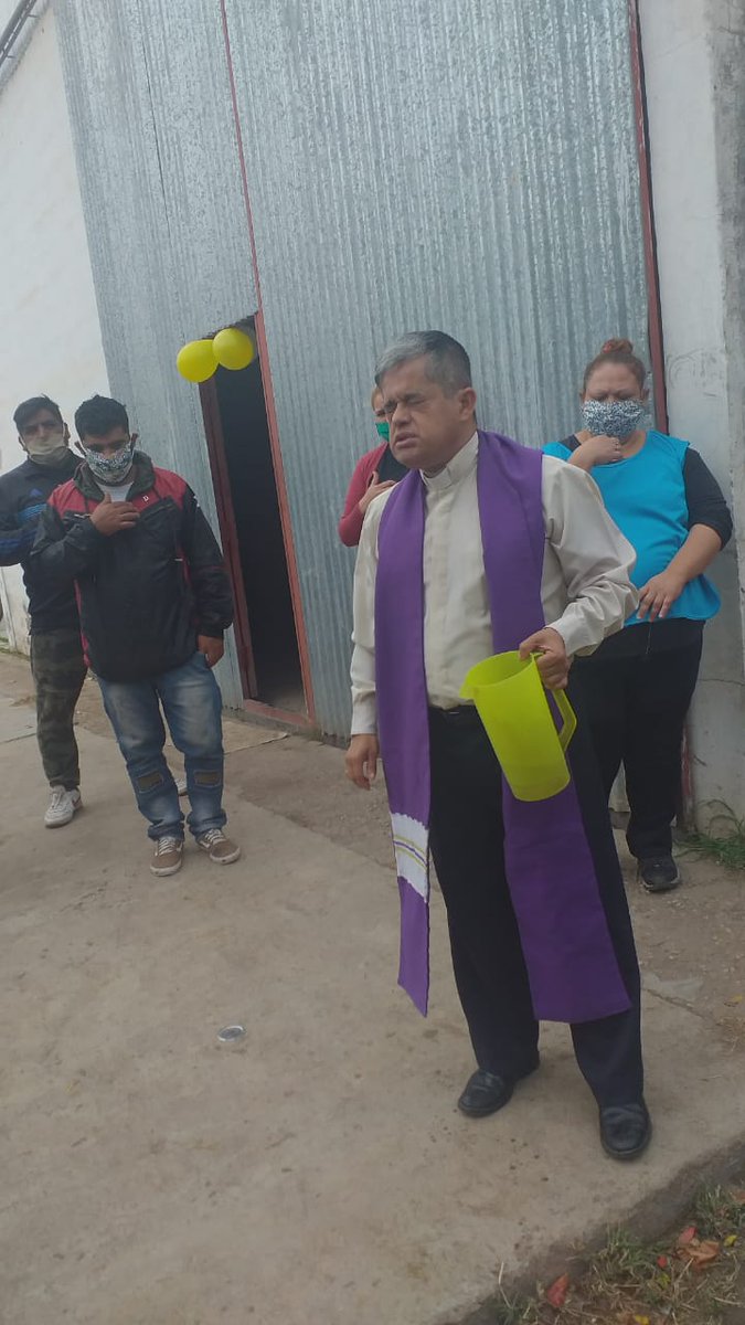 LaRiojaDePie's tweet photo. El Padre Italo visitó el Centro de Viandas para bendecir la ayuda humanitaria que realiza SOMOS Barrios de Pie. E iniciamos rueda de diálogo interreligioso "para orar a Dios nos ayude a ser mejores personas, solidarias con los vulnerables y abra el corazón de ricos y poderosos" https://t.co/i6Np7aNCUc