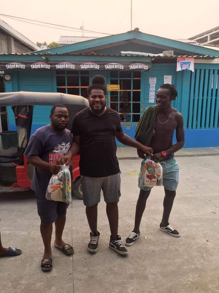 tuitshn's tweet photo. El Songo, Benguche y Elis andan repartiendo alimentos en ceiba. Grandes! 👏👏 https://t.co/W4rokNVamG