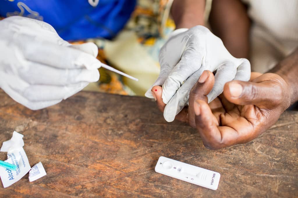 Knooliet's tweet photo. Blood is usually drawn by a finger prick and results are available in 15 to 30 minutes. If #mRDTs are not manufactured, what tools are available to replace this efficiency in acting quickly &amp; preventing simple malaria cases from turning into severe cases #WeNeedmRDTs @GlobalFund https://t.co/Iy8FWewvPN