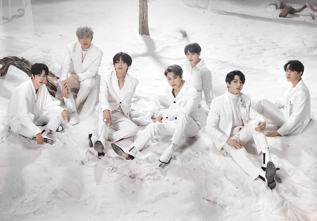 Sugarrific_Jin's tweet photo. just my angels chilling outside yoonjin's mansion near the sea #angelsau #vmin https://t.co/ifka4H6mrB