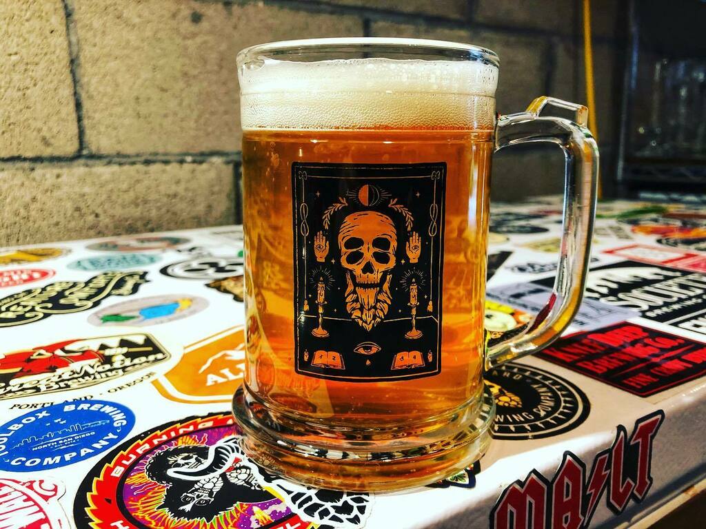 beard_aflame's tweet photo. Circle of Hops Pale Ale π A kegerator favorite π 5-gallon kegs now available online π Free local delivery available π Or swing into the tasting room and order in person ππ½ Open daily 12-6 for beer to go π΅ππ Cheers! #circleofhops #circleofhopspaleβ¦ https://t.co/3KtEJ2scpd https://t.co/zEIQvsDEwK