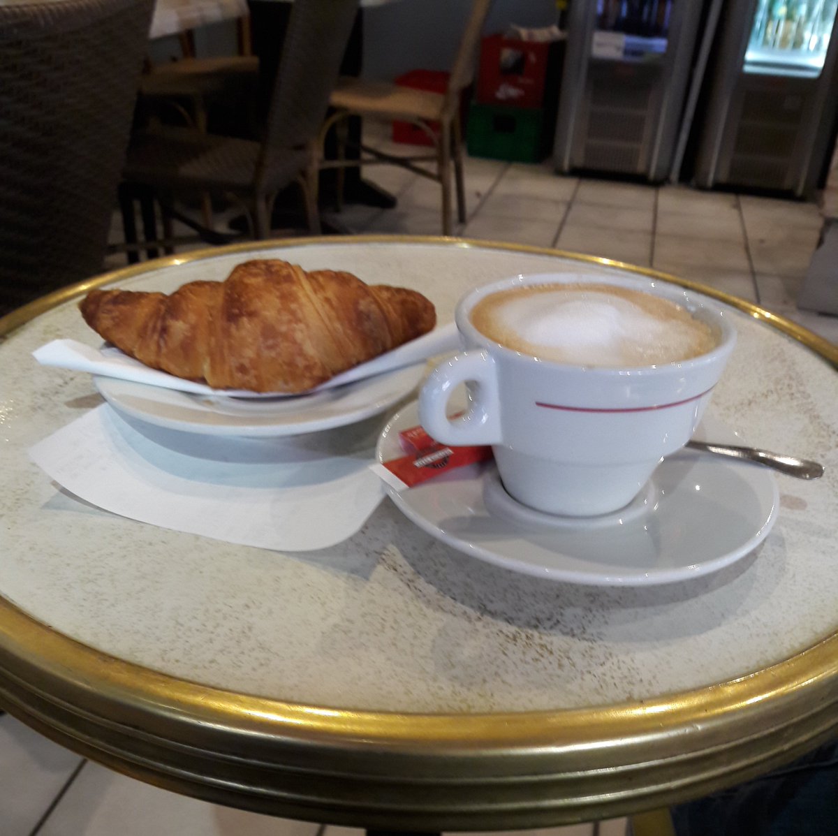 .@dh_mug: A breakfast snapshot in Paris just before #dhmasterclass with @Mareike2405 & @AnneBaillot. Ceci n'est pas un #DHinaMug. But in #DigitalHumanities there is always coffee involded. #DayofDH2020