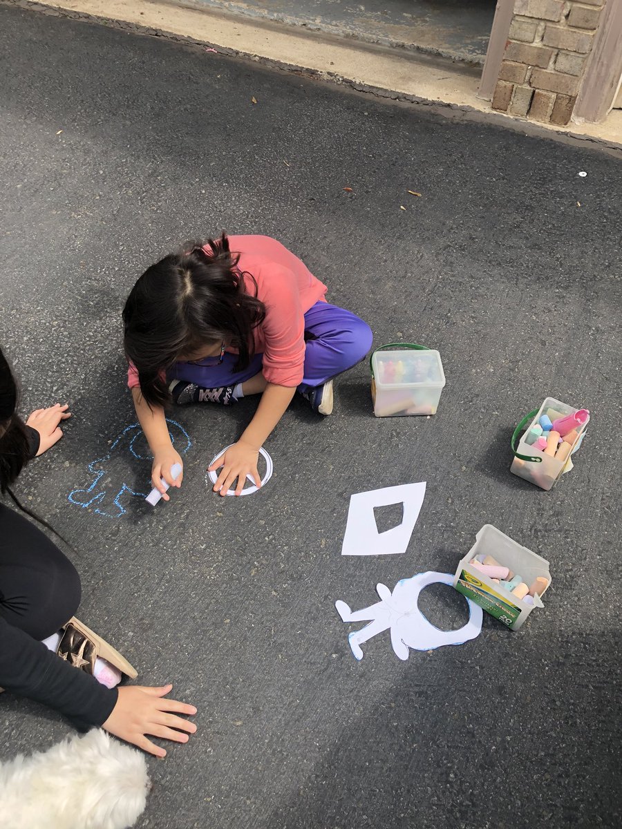 3bananasPA's tweet photo. @RRD_LCPS art lesson @olisanc @LCPSVisualArts #chalkyourwalk #arteducation https://t.co/OzC5fyIhix