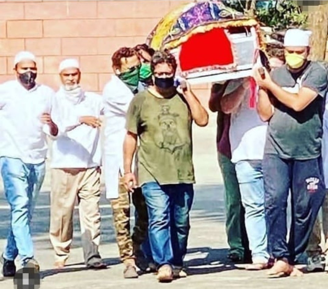 Amiryousafzaii's tweet photo. Most heartbreaking picture of the day the legend of Bollywood Irfan khan proceeding for funeral  #Bollywood
#RIPIrrfanKhan #IrrfanKhan https://t.co/GkV8qoE0Qx