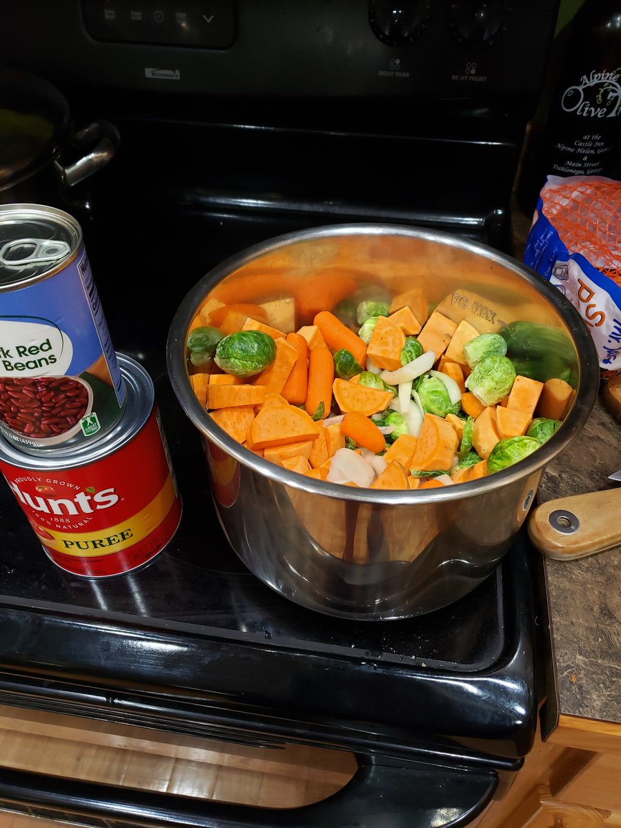kmoody5's tweet photo. Isolation Stew. Everything I had left! #isolationfood @SamHeughan @MyPeakChallenge https://t.co/alCHNPExoY