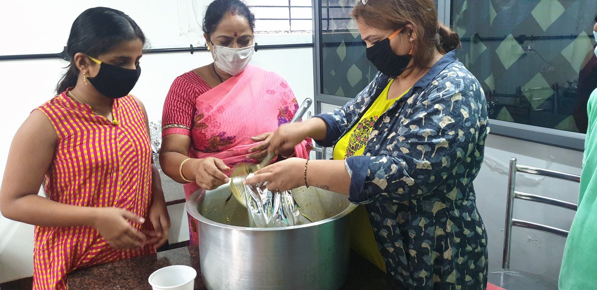 runaddicts_blr's tweet photo. 2nd Day
RunAddicts Volunteers distributing Ready cooked Food Distribution for poor &amp; needy with the support of Coorg Cafe.
#RunAddicts 
#coorgcafe
@mohandevegowda https://t.co/PmBCqfLunr