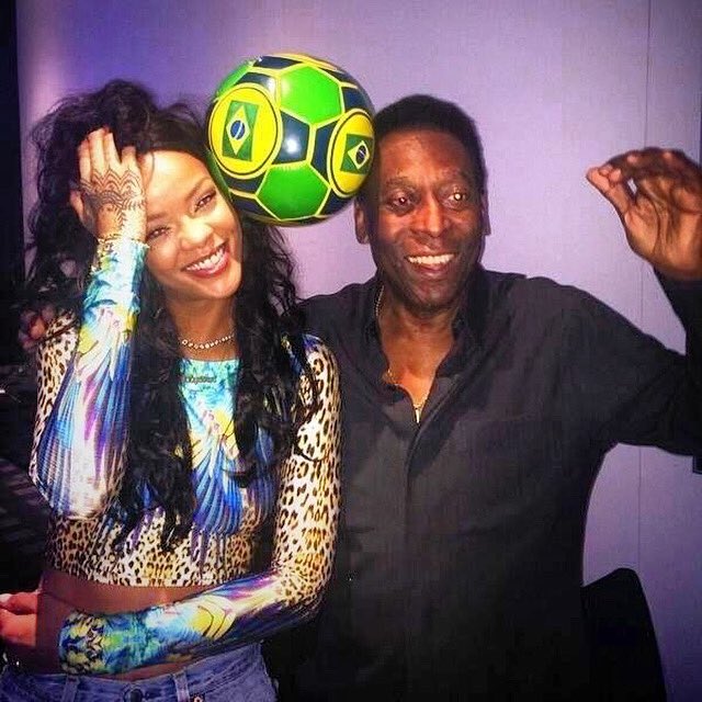 inusitou's tweet photo. rihanna e pelé 

#inusitado #aleatorio #rolealeatorio #rihanna #pelé #rihannanavy #futebol https://t.co/IbpnkUstJi